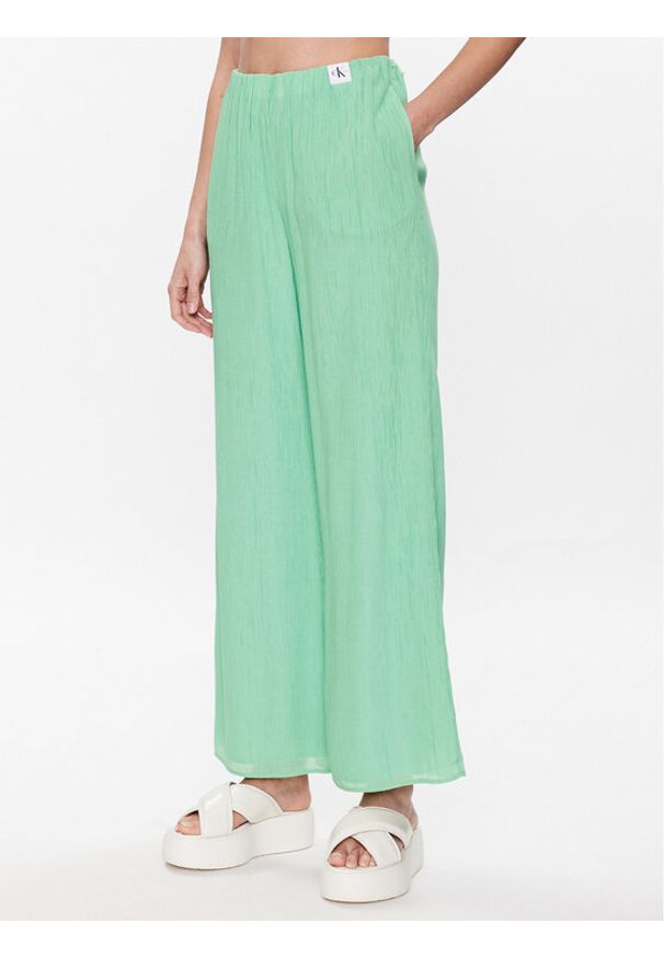 Calvin Klein Jeans Spodnie materiałowe J20J221075 Zielony Relaxed Fit. Kolor: zielony. Materiał: wiskoza