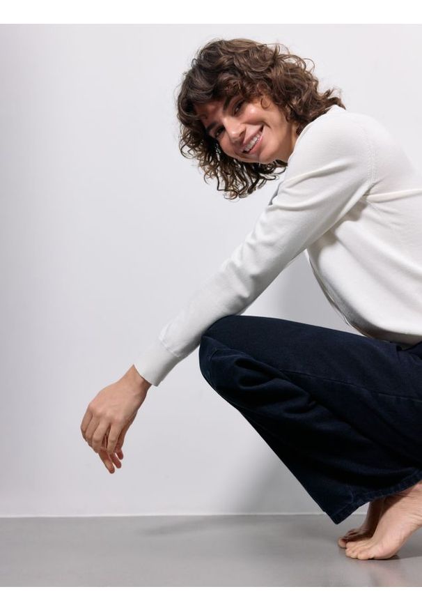 Reserved - Jeansy barrel leg - granatowy. Kolor: niebieski