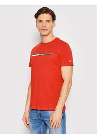 Tommy Jeans T-Shirt Essential Flag DM0DM13509 Czerwony Regular Fit. Kolor: czerwony. Materiał: bawełna