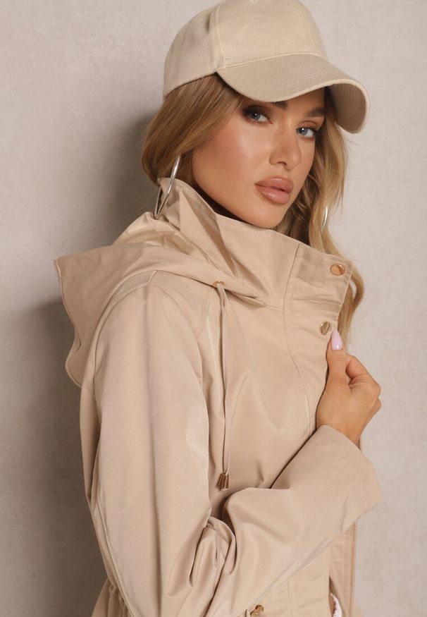 Renee - Beżowa Kurtka o Kroju Parki z Odpinanym Kapturem i Ściągaczem Elanorian. Okazja: na co dzień, na spacer. Kolor: beżowy. Materiał: jeans. Styl: elegancki, casual