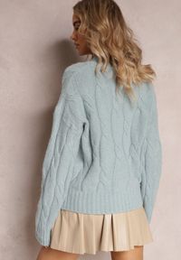 Renee - Jasnoniebieski Klasyczny Sweter w Ozdobny Splot Olgame. Kolor: niebieski. Materiał: dzianina, tkanina. Wzór: ze splotem. Styl: klasyczny #5