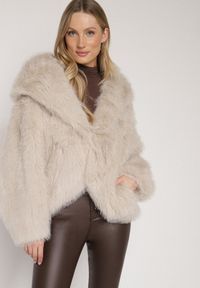 Born2be - Beżowa Kurtka Futerko z Kapturem i Kieszeniami Acantte. Okazja: na co dzień. Typ kołnierza: kaptur. Kolor: beżowy. Materiał: futro. Styl: casual, elegancki