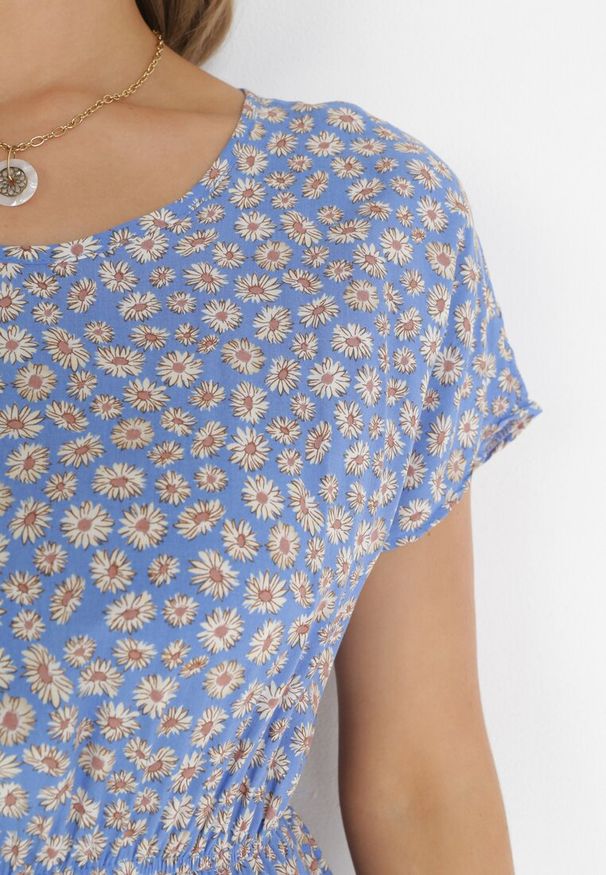 Born2be - Niebieska Wiskozowa Rozkloszowana Sukienka z Gumką w Talii w Kwiaty Heidene. Kolor: niebieski. Materiał: wiskoza. Wzór: kwiaty