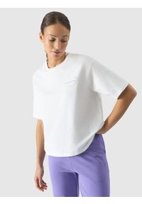 4f - T-shirt oversize z nadrukiem damski - złamana biel. Okazja: na co dzień. Kolor: biały. Materiał: dzianina, jersey, skóra, bawełna. Wzór: nadruk. Styl: sportowy, casual, klasyczny