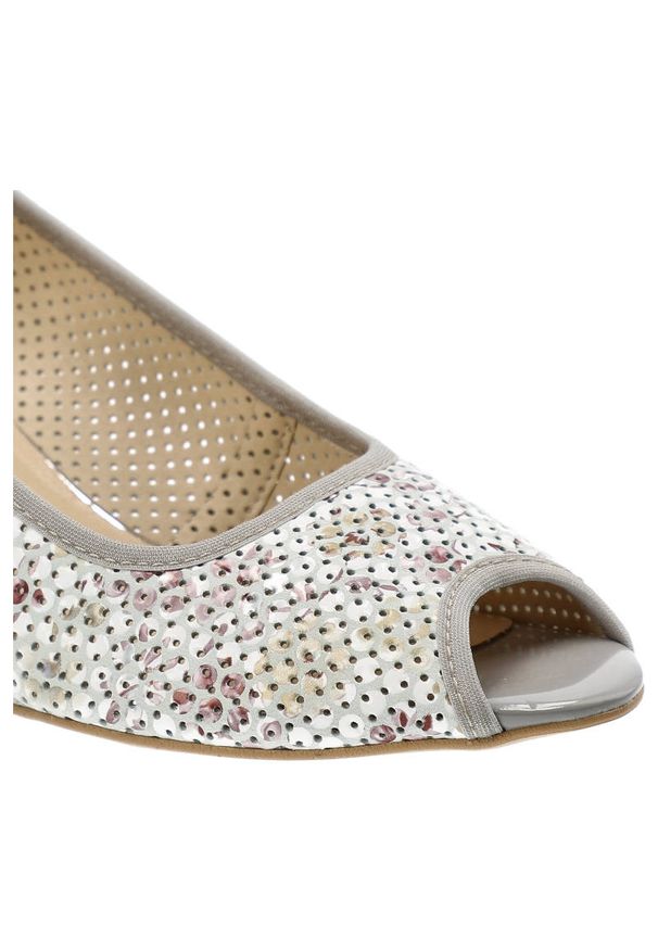 Białe Czółenka Gamis Damskie Buty Eleganckie. Zapięcie: bez zapięcia. Kolor: biały. Materiał: lakier, zamsz, skóra. Szerokość cholewki: normalna. Wzór: nadruk. Obcas: na koturnie. Styl: elegancki. Wysokość obcasa: średni