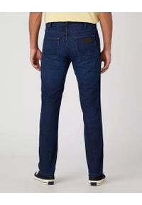 Wrangler - WRANGLER LARSTON MĘSKIE SPODNIE JEANSOWE JEANSY SOFT ROCK W18S74Y88. Styl: rockowy