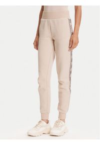 Guess Spodnie dresowe V2YB15 KB3P2 Beżowy Regular Fit. Kolor: beżowy. Materiał: syntetyk