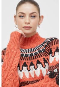 Vero Moda sweter damski kolor pomarańczowy z półgolfem. Kolor: pomarańczowy. Materiał: poliester. Długość rękawa: raglanowy rękaw. Wzór: ze splotem #1