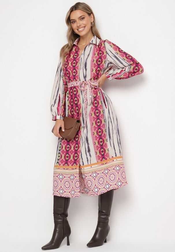 Born2be - Fuksjowo-Beżowa Sukienka Koszulowa z Mozaikowym Wzorem i Wiązanym Paskiem Lilimea. Okazja: na co dzień. Kolor: różowy. Materiał: tkanina, jeans. Typ sukienki: koszulowe. Styl: casual, elegancki, klasyczny