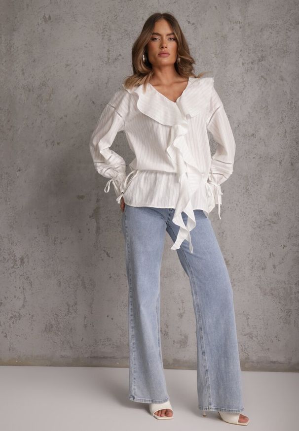 Renee - Biała Eteryczna Bluzka z Bawełny Zdobiona Falbankami i Ściągaczem w Pasie Cezarelle. Okazja: na randkę. Typ kołnierza: kołnierz z falbankami. Kolor: biały. Materiał: bawełna. Wzór: aplikacja