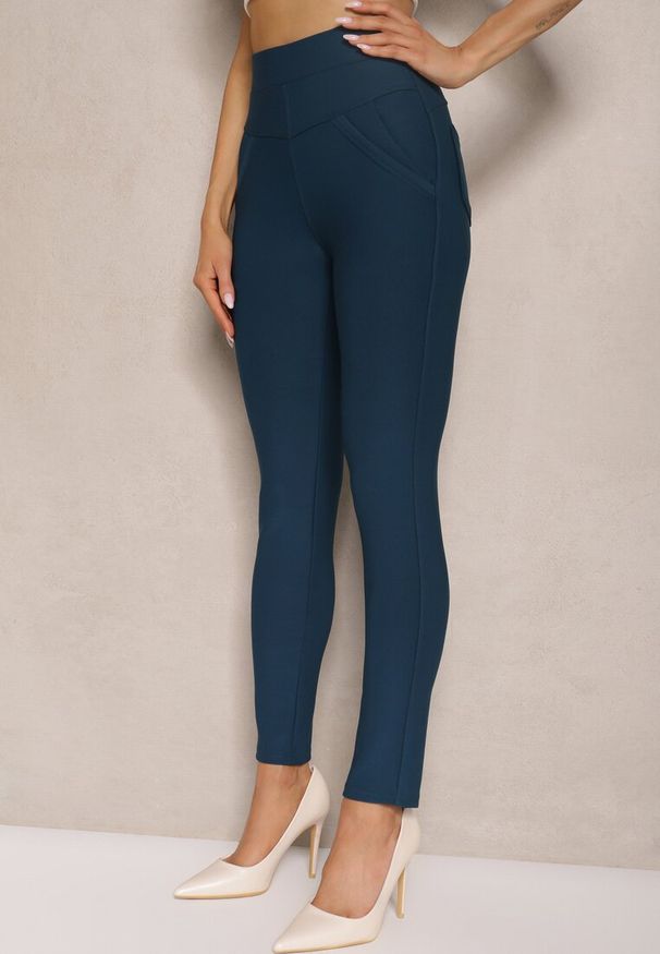 Renee - Granatowe Spodnie o Fasonie Skinny z Gumką w Pasie i Kieszeniami Rizena. Okazja: na co dzień. Kolor: niebieski. Styl: casual, elegancki