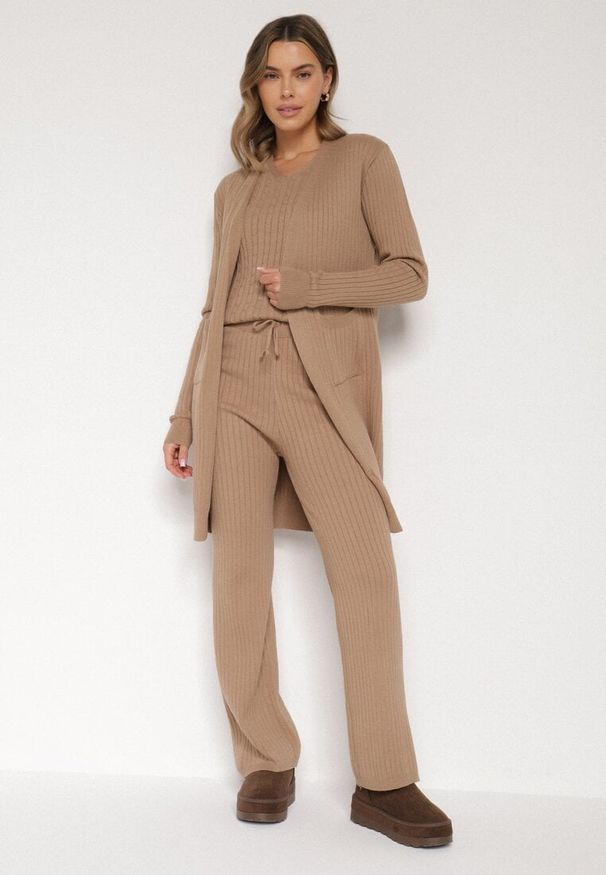 Born2be - Ciemnobeżowy Komplet Dzianinowy z Bawełną Spodnie Kamizelka i Długi Kardigan Meviravia. Kolor: beżowy. Materiał: dzianina, bawełna