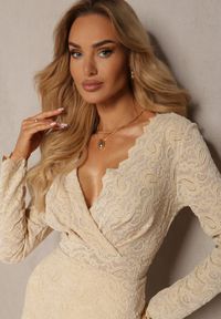 Renee - Beżowa Taliowana Sukienka Koronkowa Mini z Kopertowym Dekoltem Jorinda. Kolor: beżowy. Materiał: koronka. Długość rękawa: długi rękaw. Typ sukienki: kopertowe. Długość: mini