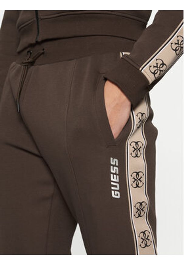 Guess Spodnie dresowe Z2YB09 KB3P2 Brązowy Regular Fit. Kolor: brązowy. Materiał: bawełna, syntetyk