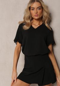Renee - Czarna Bluzka z Trójkątnym Dekoltem Ozdobiona Siateczką Tirvana. Okazja: na co dzień. Kolor: czarny. Materiał: jeans. Długość rękawa: krótki rękaw. Długość: krótkie. Wzór: aplikacja. Styl: casual