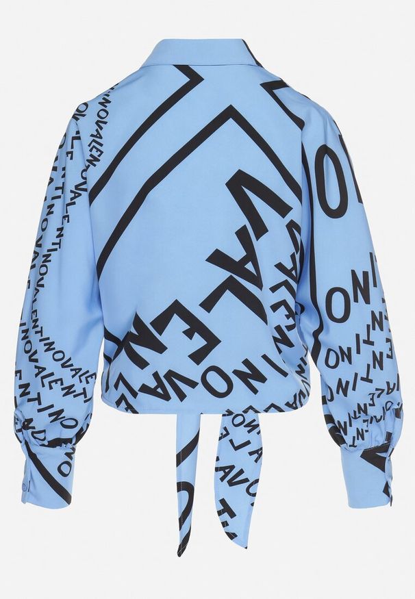 Born2be - Niebieska Koszula z Wiązaniem Ozdobiona Napisami Vikmira. Typ kołnierza: kołnierzyk klasyczny, dekolt w kształcie V. Kolor: niebieski. Materiał: bawełna. Długość rękawa: długi rękaw. Długość: długie. Wzór: napisy, aplikacja. Styl: klasyczny, elegancki