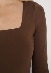 Born2be - Brązowa Bluzka Alexusi. Okazja: na co dzień, do pracy. Typ kołnierza: dekolt kwadratowy. Kolor: brązowy. Materiał: materiał, dzianina, wiskoza, jeans. Długość rękawa: długi rękaw. Długość: długie. Wzór: gładki. Styl: klasyczny, casual, elegancki #3