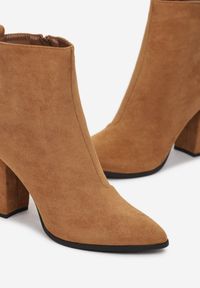 Renee - Jasnobrązowe Botki Aeriel. Wysokość cholewki: za kostkę. Nosek buta: szpiczasty. Zapięcie: zamek. Kolor: brązowy. Materiał: jeans. Szerokość cholewki: normalna. Obcas: na platformie. Styl: klasyczny, elegancki #6