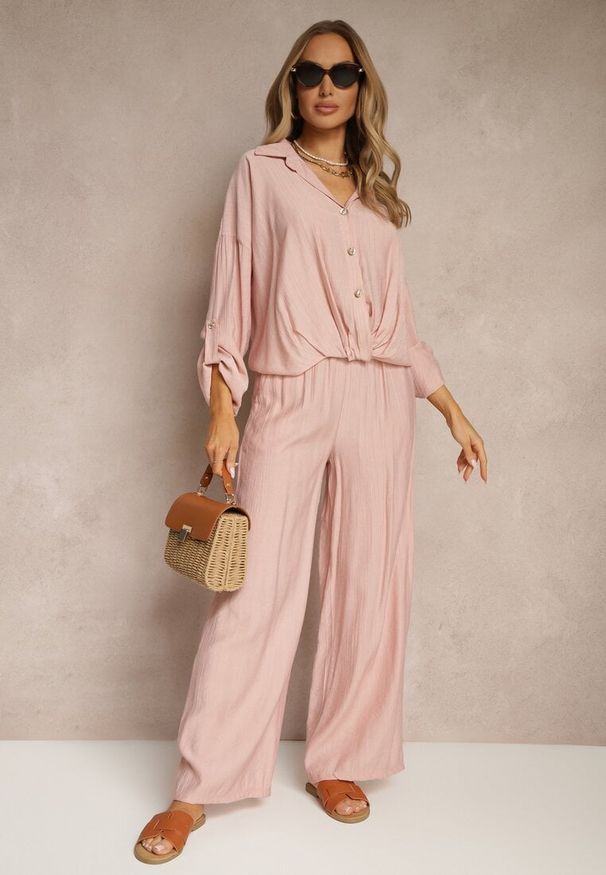 Renee - Różowy Komplet z Wiskozy w Stylu Oversize Szerokie Spodnie i Luźna Koszula na Guziki Natinne. Kolor: różowy. Materiał: wiskoza