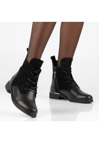 Czarne skórzane botki damskie płaskie Filippo Dbt4749/25. Okazja: na co dzień. Nosek buta: okrągły. Zapięcie: sznurówki. Kolor: czarny. Materiał: lakier, skóra, zamsz. Sezon: zima, jesień. Obcas: na obcasie. Styl: klasyczny, casual, elegancki #1