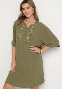 Born2be - Ciemnozielona Sukienka Pudełkowa z Guzikami i Ozdobnymi Haftami Jenivanea. Okazja: na co dzień. Typ kołnierza: dekolt w serek. Kolor: zielony. Materiał: skóra. Długość rękawa: długi rękaw. Wzór: haft. Styl: casual, elegancki #5