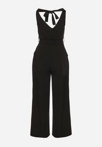 Born2be - Czarny Taliowany Kombinezon z Paskiem Wiązaniem i Odkrytymi Plecami Malurea. Okazja: na co dzień, na imprezę. Kolor: czarny. Materiał: jeans. Sezon: lato. Styl: casual #5