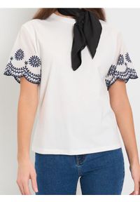 Sinsay - Bawełniana koszulka z haftowanym wzorem - kremowy. Kolor: kremowy. Materiał: bawełna. Wzór: haft #1