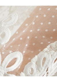 ROCOCO SAND - Asymetryczna sukienka mini Ame. Kolor: biały. Materiał: wiskoza, koronka, materiał. Wzór: aplikacja, koronka, kropki. Typ sukienki: asymetryczne. Długość: mini #5