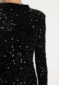 Born2be - Czarna Cekinowa Koktajlowa Sukienka z Usztywnianymi Ramionami Bonida. Kolor: czarny. Długość rękawa: długi rękaw. Wzór: aplikacja. Styl: wizytowy #3