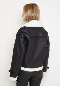 Born2be - Czarna Kurtka Ramoneska Biker z Futerkiem i Paskami z Klamrami Mandrie. Okazja: na spacer, na co dzień. Kolor: czarny. Materiał: futro. Wzór: aplikacja. Styl: klasyczny, casual, elegancki #6