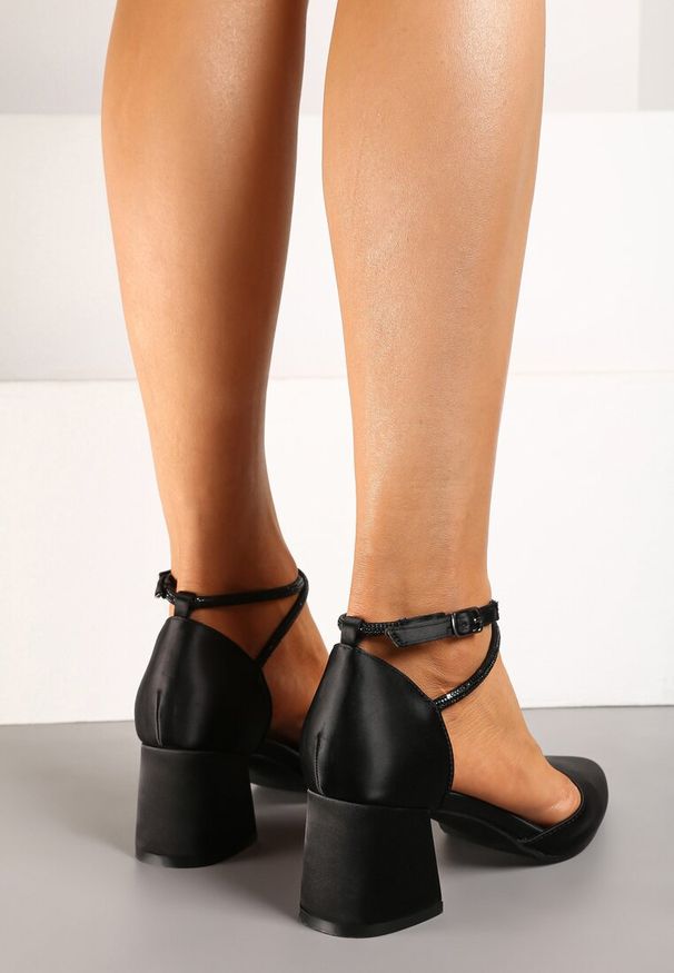 Renee - Czarne Czółenka Satynowe Vices na Słupku z Wkładką ze Skóry Naturalnej i Paskami z Cyrkoniami Riastella. Okazja: na co dzień. Zapięcie: pasek. Kolor: czarny. Materiał: satyna, skóra. Wzór: aplikacja. Obcas: na słupku. Styl: casual, wizytowy. Wysokość obcasa: średni