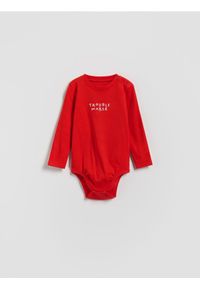 Reserved - Bawełniane body z haftem - czerwony. Kolor: czerwony. Materiał: bawełna. Wzór: haft