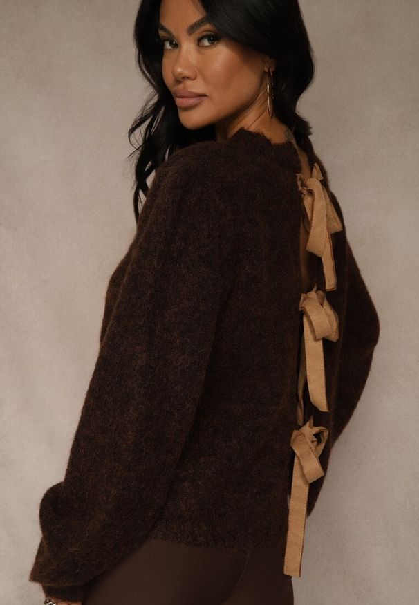 Renee - Brązowy Kardigan z Wełną Zdobiony Bufiastymi Rękawami i Wiązaniem na Plecach Tusfina. Okazja: na co dzień. Kolor: brązowy. Materiał: wełna. Wzór: aplikacja. Styl: casual