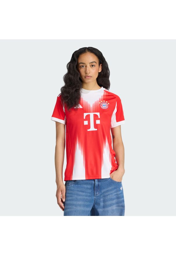 Adidas - Koszulka FC Bayern 25/26 Home. Kolor: czerwony. Sport: piłka nożna