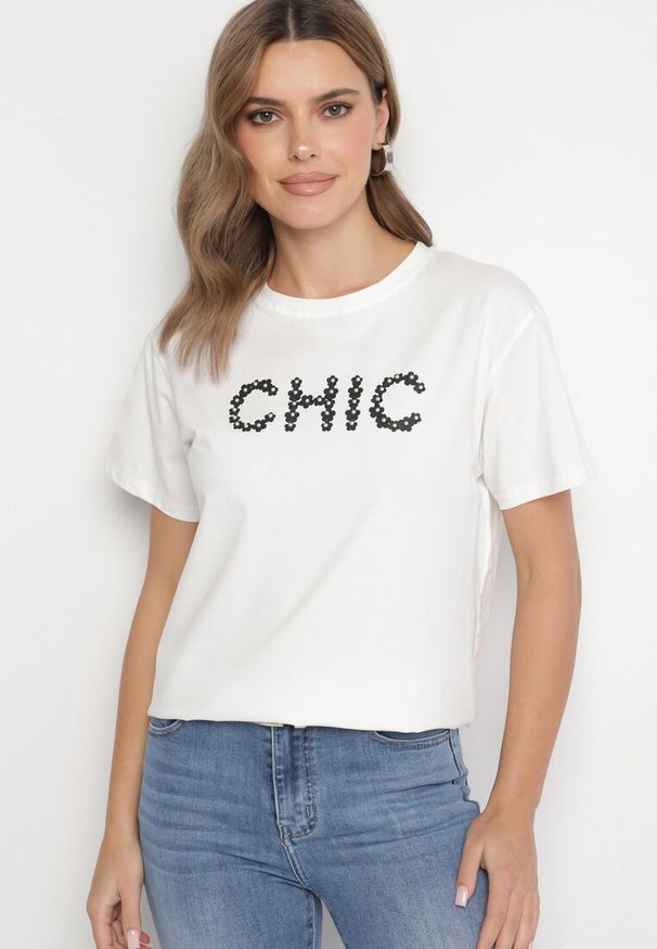 Born2be - Biały T-shirt Bawełniany z Napisem i Perełkami Nalinor. Okazja: na co dzień. Kolor: biały. Materiał: bawełna. Wzór: napisy. Styl: elegancki, casual