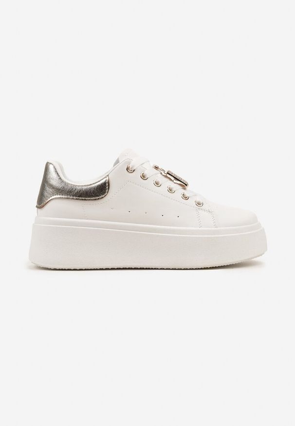 Born2be - Biało-Złote Sneakersy na Grubej Podeszwie z Metaliczną Aplikacją i Cyrkoniami Loraria. Nosek buta: okrągły. Zapięcie: sznurówki. Kolor: biały. Materiał: materiał. Wzór: aplikacja. Obcas: na obcasie. Wysokość obcasa: niski