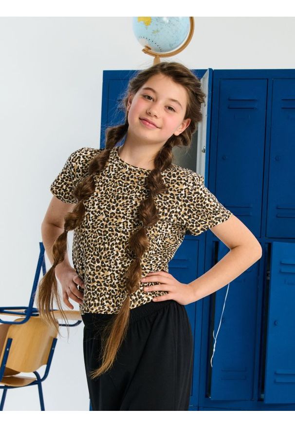 Sinsay - Bawełniana koszulka ze wzorkiem panterki - kremowy. Kolor: kremowy. Materiał: bawełna. Wzór: motyw zwierzęcy