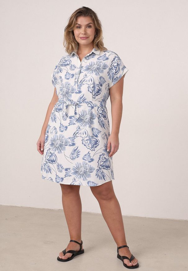 Born2be - Niebieska Wiskozowa Sukienka Koszulowa z Paskiem w Talii w Kwiatowy Wzór Olivis. Kolekcja: plus size. Kolor: niebieski. Materiał: wiskoza. Wzór: kwiaty. Typ sukienki: koszulowe. Styl: elegancki