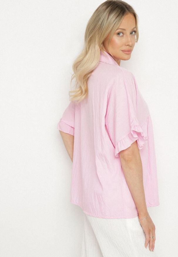 Born2be - Różowa Koszula z Wiskozą i Ozdobnymi Falbankami Emeleldi. Okazja: na co dzień. Typ kołnierza: kołnierz z falbankami. Kolor: różowy. Materiał: wiskoza. Długość rękawa: krótki rękaw. Długość: krótkie. Wzór: aplikacja. Styl: casual, klasyczny