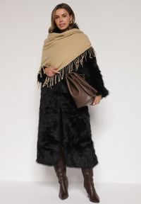 Born2be - Beżowy Trójkątny Szalik Zdobiony Frędzlami Vetifara. Okazja: na co dzień. Kolor: beżowy. Materiał: jeans. Wzór: aplikacja. Sezon: zima, jesień. Styl: casual, elegancki #4