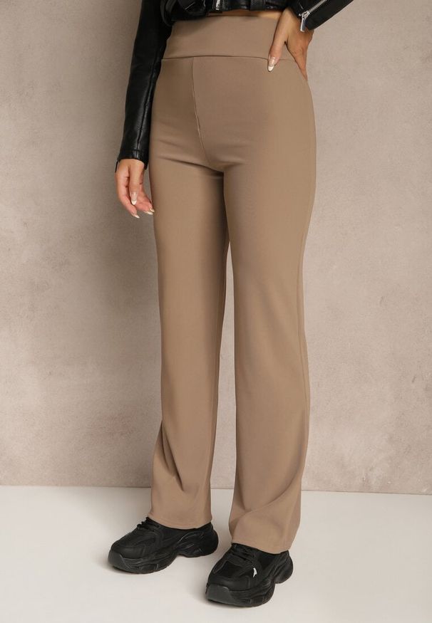 Renee - Ciemnobeżowe Prążkowane Spodnie High Waist z Szerokimi Nogawkami Resoda. Okazja: na co dzień. Stan: podwyższony. Kolor: beżowy. Materiał: prążkowany. Długość: krótkie. Styl: casual