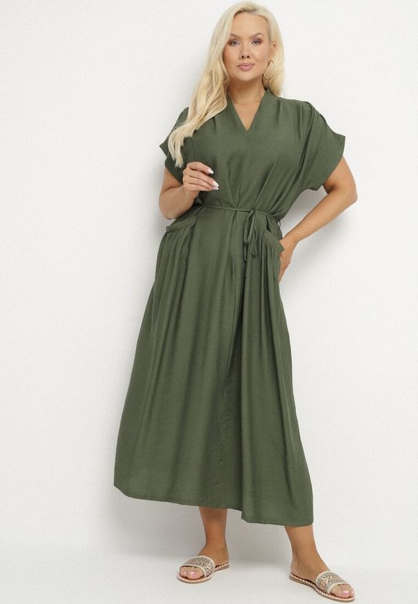 Born2be - Zielona Wiskozowa Sukienka Pudełkowa z Cienkim Paskiem i Kieszeniami Lumivorae. Okazja: na co dzień. Kolekcja: plus size. Kolor: zielony. Materiał: wiskoza. Typ sukienki: proste, dla puszystych. Styl: casual, elegancki