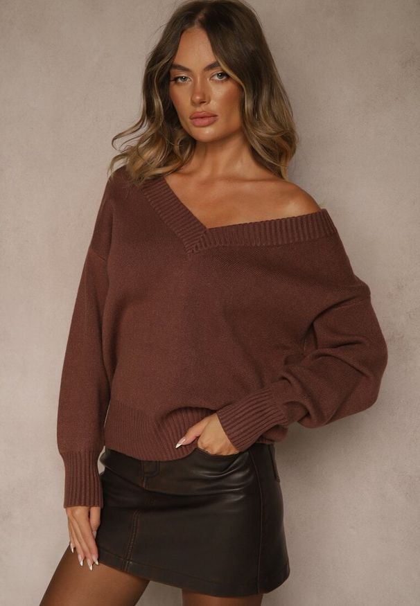 Renee - Brązowy Sweter z Kaszmirem i Trójkątnym Dekoltem Plenne. Kolor: brązowy. Materiał: kaszmir. Styl: klasyczny