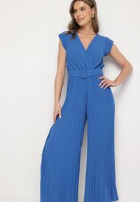 Born2be - Niebieski Kombinezon o Kopertowym Kroju z Plisami i Paskiem w Talii Salivania. Okazja: na wesele, na studniówkę, na imprezę, na ślub cywilny. Kolor: niebieski. Styl: elegancki, klasyczny #2