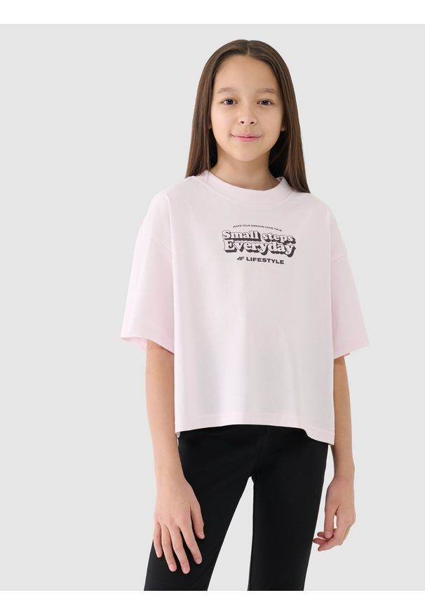 4f - 4F Crop top oversize z nadrukiem dziewczęcy - beżowy 134 (8-9 lat). Okazja: na co dzień. Kolor: beżowy. Materiał: jersey, dzianina, bawełna. Długość rękawa: krótki rękaw. Długość: krótkie. Wzór: nadruk. Sezon: lato. Styl: casual, sportowy
