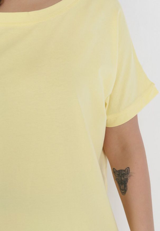 Born2be - Żółty T-shirt Ammi. Kolor: żółty. Materiał: dzianina, bawełna, elastan. Długość rękawa: krótki rękaw. Długość: krótkie