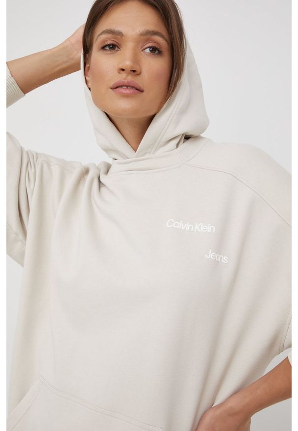 Calvin Klein Jeans bluza kolor beżowy z kapturem gładka. Typ kołnierza: kaptur. Kolor: beżowy. Materiał: bawełna, dzianina, włókno, lyocell. Wzór: gładki
