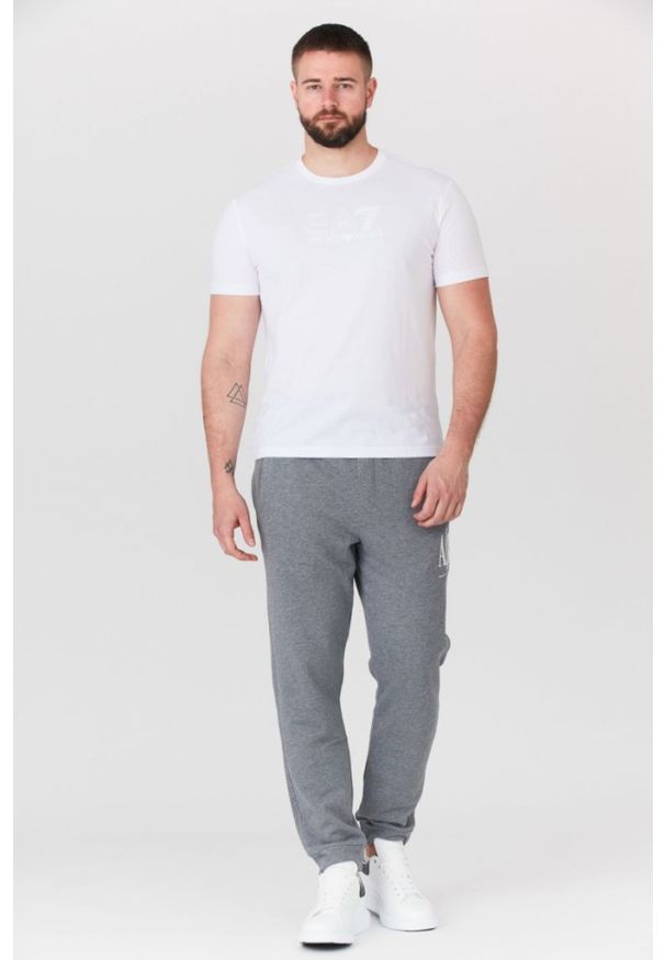 EA7 Emporio Armani - EA7 Biały t-shirt męski z aplikacją z logo, Rozmiar M. Kolor: biały. Materiał: prążkowany. Wzór: aplikacja
