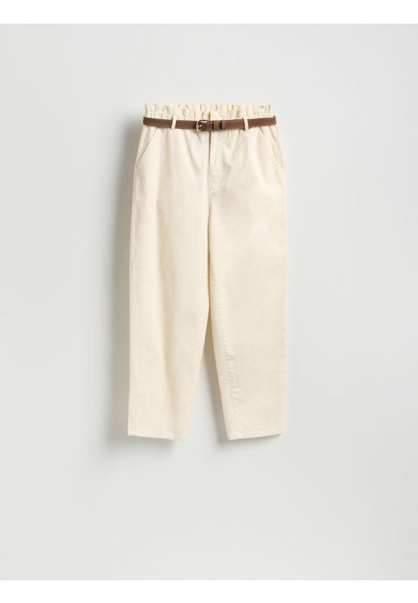 Reserved - Spodnie chino z paskiem - kremowy. Kolor: kremowy. Materiał: tkanina, bawełna. Styl: klasyczny
