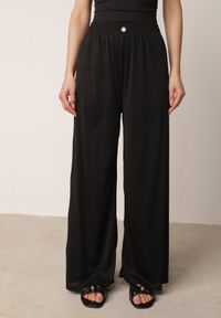 Born2be - Czarne Szerokie Spodnie z Teksturalnej Tkaniny z Ozdobnym Guzikiem Liphia. Okazja: do pracy, na co dzień, na spotkanie biznesowe. Stan: podwyższony. Kolor: czarny. Materiał: tkanina. Długość: długie. Styl: biznesowy, casual #5